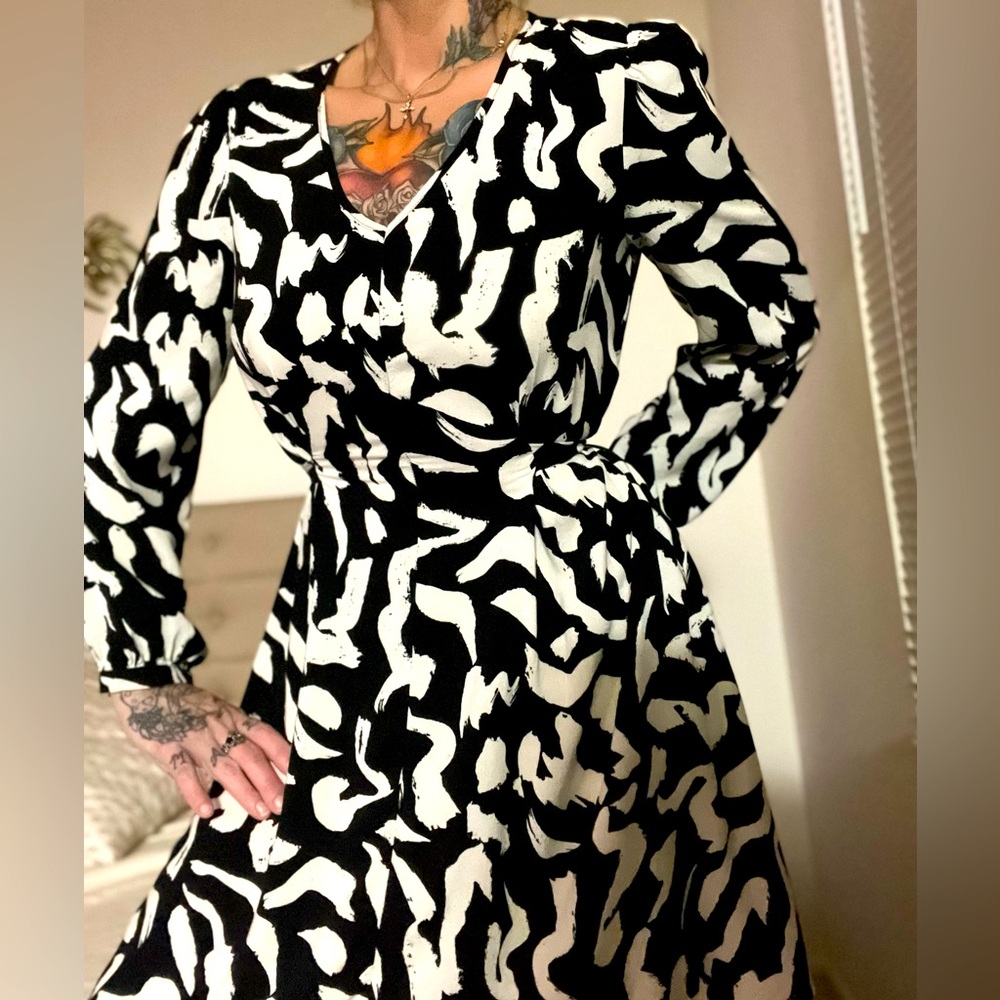 Nine West casual v-neck mini dress, long sleeve, black and white pattern, small